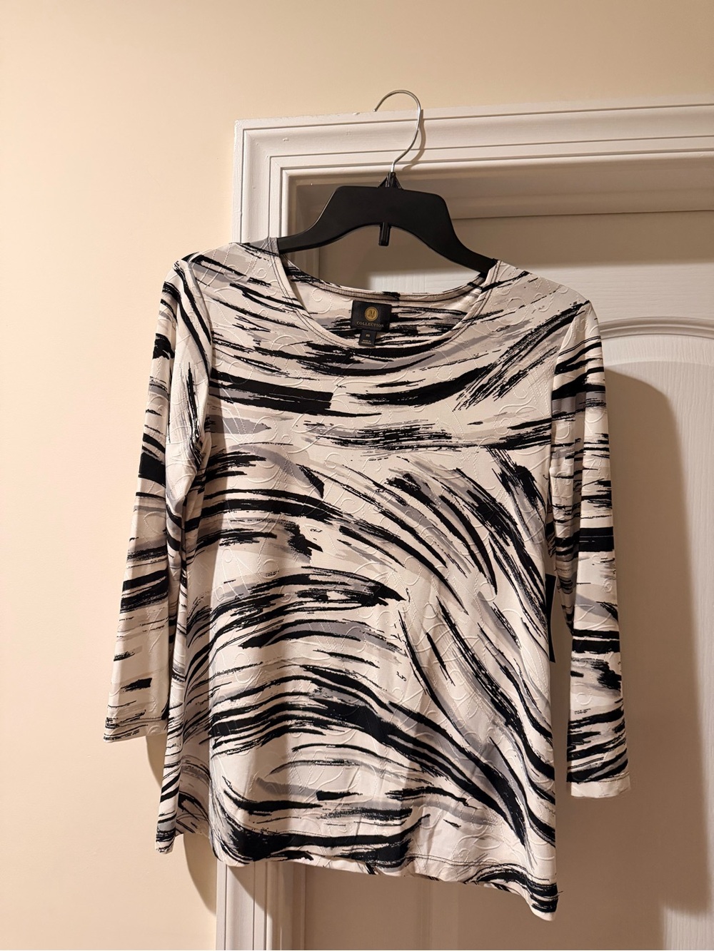 Women's Black & White Abstract Print Long Sleeve Top